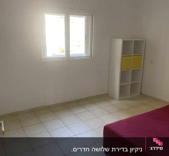 חדר ריק עם רצפת אריחים נקייה